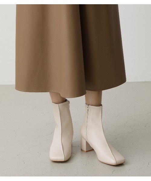 AZUL by moussy（アズールバイマウジー）の「CENTER SEAM SQUARE BOOTS/センターシームスクエアブーツ（ブーツ・レディース・アイボリー/イエロー/ブラック・LARGE/MEDIUM/SMALL）」の4枚目の写真