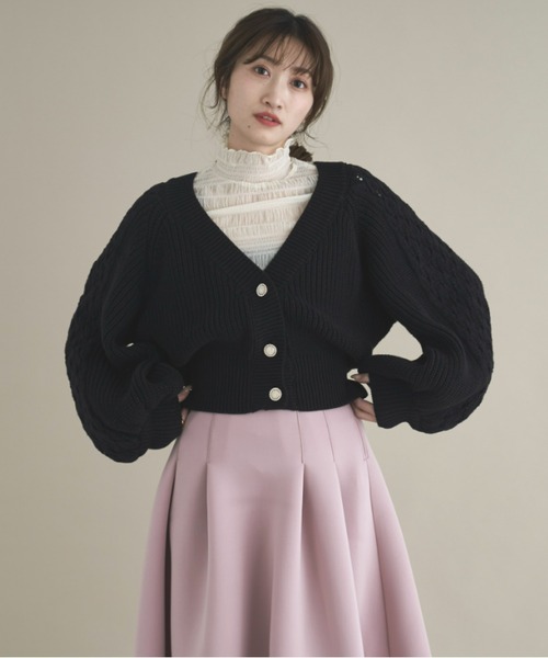 VIOLETTA(ヴィオレッタ)の「バルーンスリーブショートニットカーディガン(ニット/セーター・レディース・グレイッシュベージュ/ブラック/グリーン・FREE)」の3枚目の写真