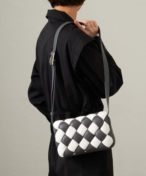 JW PEI（ジェイダブリューペイ）の「JW PEI Maze Bag（ショルダーバッグ・レディース・ブラック/ホワイト/カーキ/グレー・FREE）」の4枚目の写真