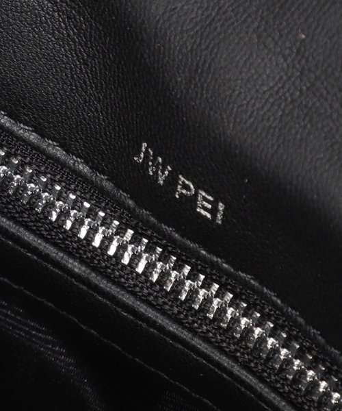 JW PEI（ジェイダブリューペイ）の「JW PEI Maze Bag（ショルダーバッグ・レディース・ブラック/ホワイト/カーキ/グレー・FREE）」の13枚目の写真