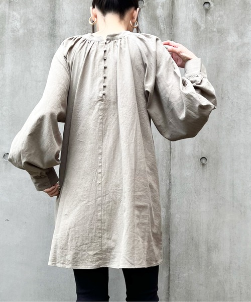 y/m by Yukie(イムバイユキエ)の「スタンドカラーギャザーチュニック(シャツ/ブラウス・レディース・ブラック/オフホワイト/カーキ・FREE)」の3枚目の写真