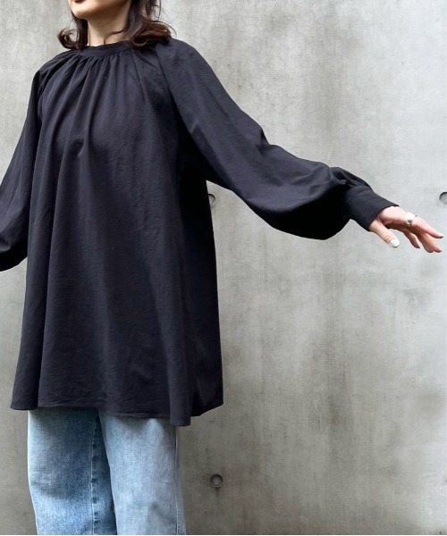 y/m by Yukie(イムバイユキエ)の「スタンドカラーギャザーチュニック(シャツ/ブラウス・レディース・ブラック/オフホワイト/カーキ・FREE)」の2枚目の写真