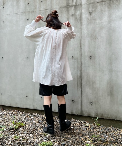 y/m by Yukie(イムバイユキエ)の「スタンドカラーギャザーチュニック(シャツ/ブラウス・レディース・ブラック/オフホワイト/カーキ・FREE)」の15枚目の写真