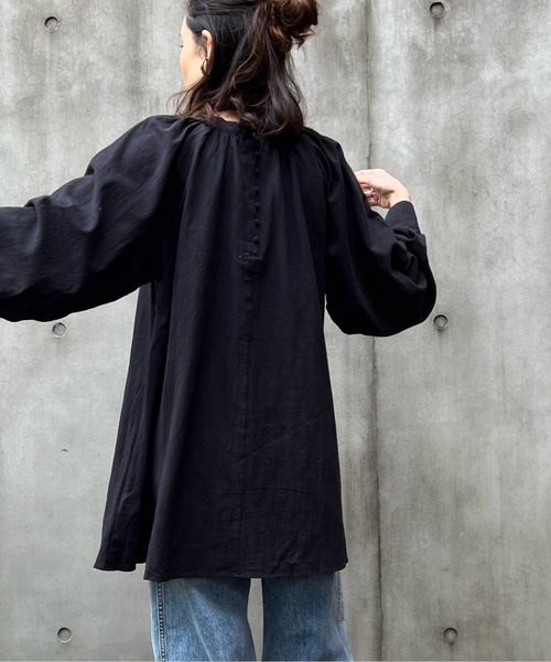 y/m by Yukie(イムバイユキエ)の「スタンドカラーギャザーチュニック(シャツ/ブラウス・レディース・ブラック/オフホワイト/カーキ・FREE)」の22枚目の写真