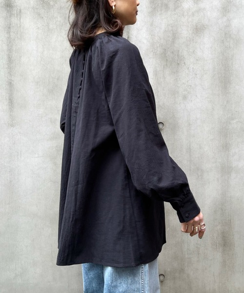 y/m by Yukie(イムバイユキエ)の「スタンドカラーギャザーチュニック(シャツ/ブラウス・レディース・ブラック/オフホワイト/カーキ・FREE)」の19枚目の写真