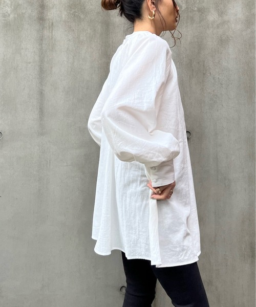 y/m by Yukie(イムバイユキエ)の「スタンドカラーギャザーチュニック(シャツ/ブラウス・レディース・ブラック/オフホワイト/カーキ・FREE)」の7枚目の写真