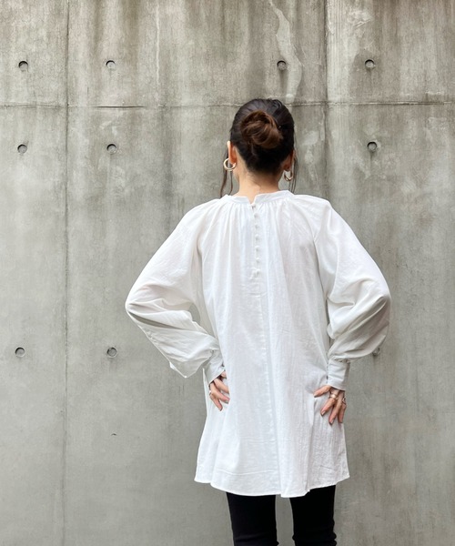 y/m by Yukie(イムバイユキエ)の「スタンドカラーギャザーチュニック(シャツ/ブラウス・レディース・ブラック/オフホワイト/カーキ・FREE)」の9枚目の写真