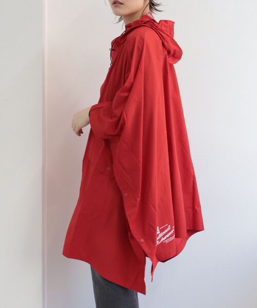 Traditional Weatherwear（トラディショナルウェザーウェア）の「【TRADITIONAL WEATHERWEAR/トラディショナル ウェザーウェア】RENFREW パッカブルレインコート（レインコート/ポンチョ・レディース・ブラック/ベージュ/レッド/サックスブルー・MEDIUM）」の4枚目の写真