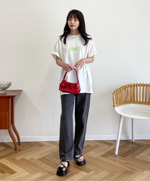 EPIMI E'PIMMY（エピミエピミー）の「〈ユニセックス〉カラーロゴプリントオーバーTシャツ（Tシャツ/カットソー・レディース・ホワイト/チャコールグレー/オフホワイト・MEDIUM）」の16枚目の写真