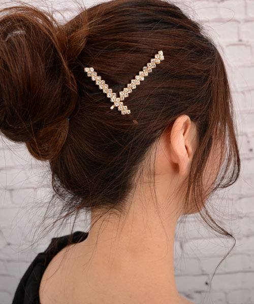 TONE SELECT GOODS（トーンセレクトグッズ）の「【float】2本セット キラキラ ビジュー ヘアピン（ヘアピン・レディース・ブラック/シルバー/マルチ/ピンクゴールド/ゴールド・FREE）」の3枚目の写真