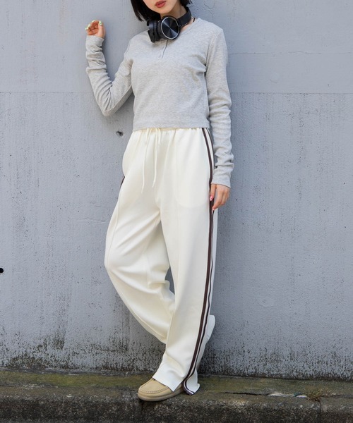 WEGO（ウィゴー）の「WEGO/サイドスリットトラックパンツ（スウェットパンツ・レディース・ホワイト/ブラック・FREE）」の3枚目の写真