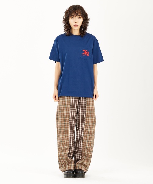 X-girl(エックスガール)の「EMBLEM EMBROIDERY POCKET S/S TEE(Tシャツ/カットソー・レディース・ネイビー/ブラック/ホワイト・M/L/XL/S)」の6枚目の写真