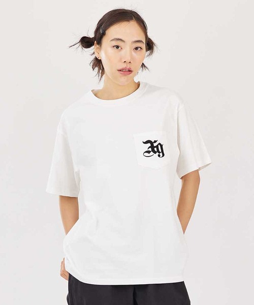 X-girl（エックスガール）の「EMBLEM EMBROIDERY POCKET S/S TEE