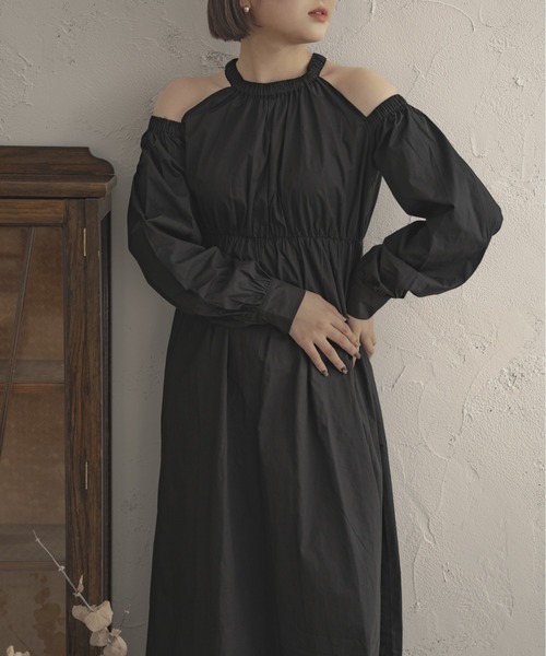 Ambre Ciel（アンブルシエル）の「肩開きギャザーフレアワンピース／【WEB/EC限定商品】（ワンピース・レディース・ブラック/オフホワイト/ダークブラウン・FREE）」の5枚目の写真