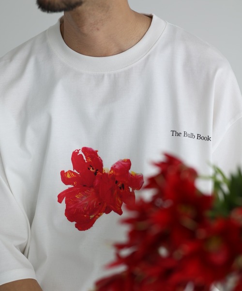 BEAMS LIGHTS（ビームスライツ）の「BEAMS LIGHTS / 『The Bulb Book』 フラワープリント Tシャツ（Tシャツ/カットソー・メンズ・ホワイト/ブラック/ネイビー/ホワイト系その他2・SMALL/MEDIUM/LARGE）」の19枚目の写真