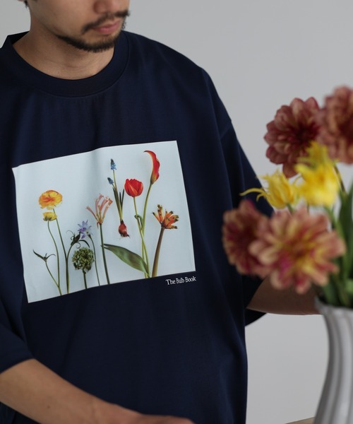 BEAMS LIGHTS（ビームスライツ）の「BEAMS LIGHTS / 『The Bulb Book』 フラワープリント Tシャツ（Tシャツ/カットソー・メンズ・ホワイト/ブラック/ネイビー/ホワイト系その他2・SMALL/MEDIUM/LARGE）」の21枚目の写真