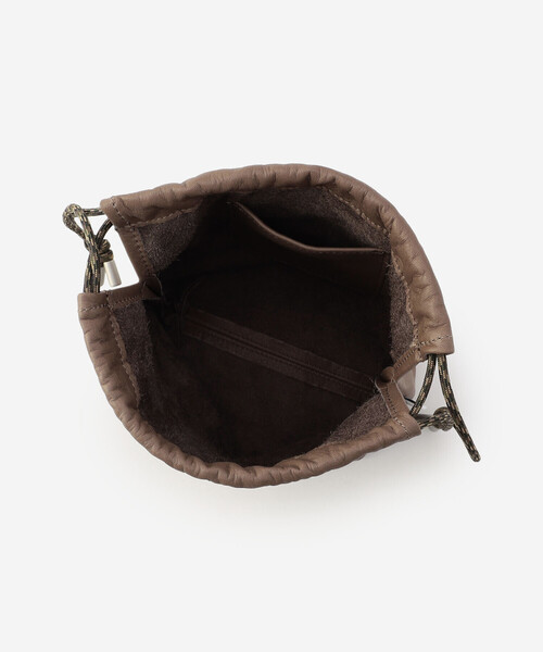 Bshop（ビショップ）の「Sisii | 〈別注〉 レザー巾着バッグ（トートバッグ・レディース・ブラック/ブラウン・ONE）」の9枚目の写真