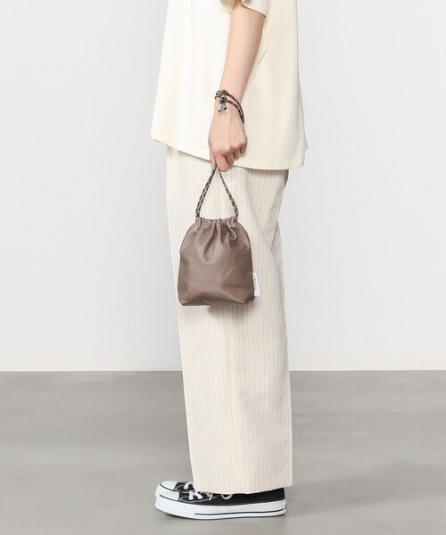 Bshop（ビショップ）の「Sisii | 〈別注〉 レザー巾着バッグ（トートバッグ・レディース・ブラック/ブラウン・ONE）」の11枚目の写真