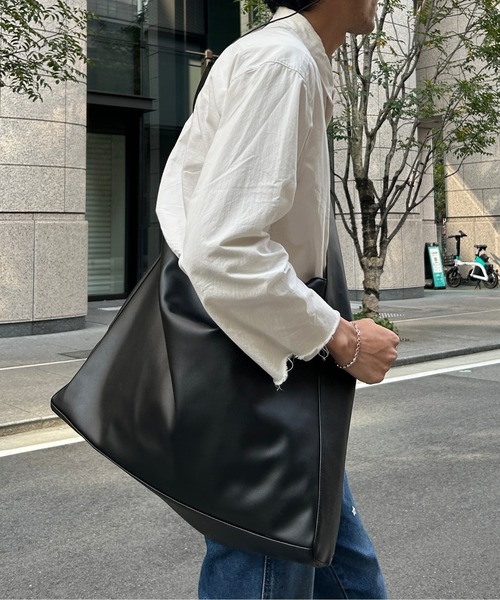 CPCM（シーピーシーエム）の「フェイクレザービッグワンショルダーバッグ（ショルダーバッグ・メンズ・アイボリー/ブラック・FREE）」の2枚目の写真