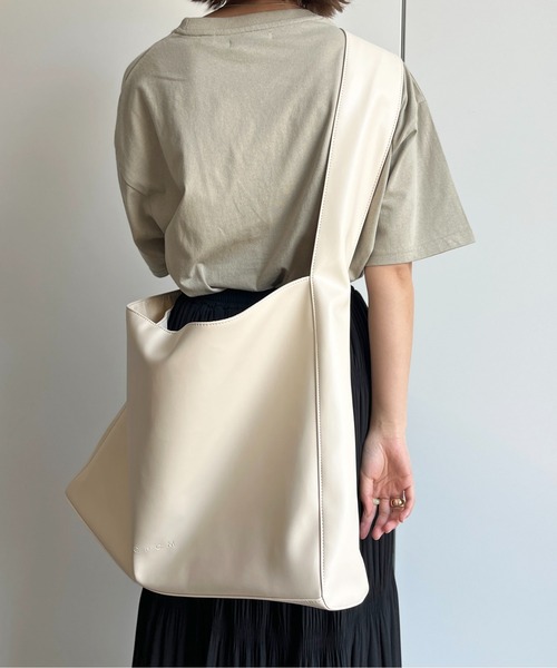 CPCM（シーピーシーエム）の「フェイクレザービッグワンショルダーバッグ（ショルダーバッグ・メンズ・アイボリー/ブラック・FREE）」の9枚目の写真