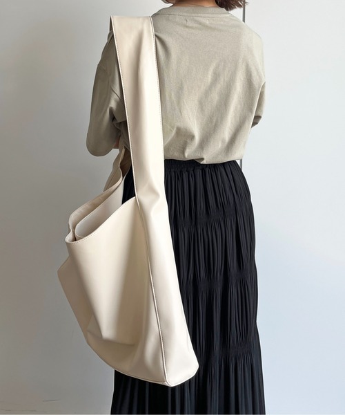 CPCM（シーピーシーエム）の「フェイクレザービッグワンショルダーバッグ（ショルダーバッグ・メンズ・アイボリー/ブラック・FREE）」の6枚目の写真