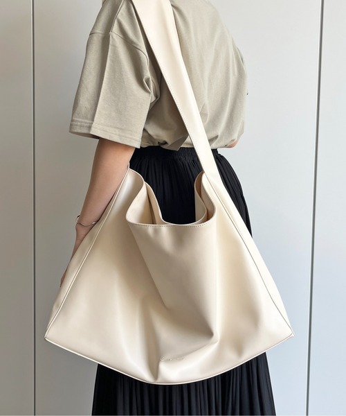 CPCM（シーピーシーエム）の「フェイクレザービッグワンショルダーバッグ（ショルダーバッグ・メンズ・アイボリー/ブラック・FREE）」の4枚目の写真