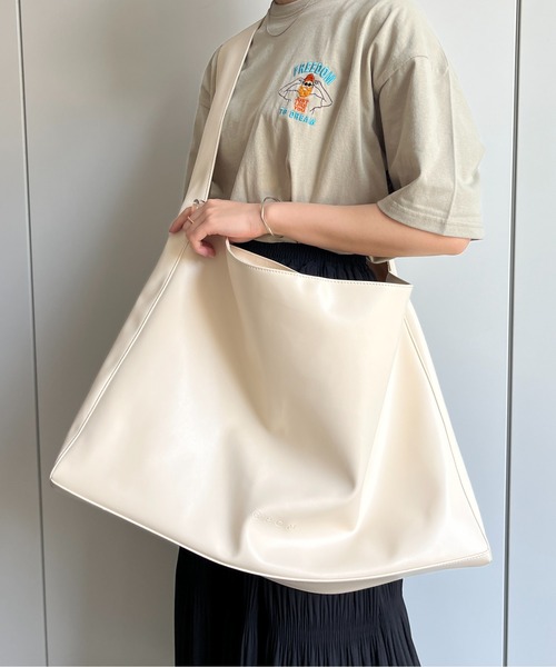 CPCM（シーピーシーエム）の「フェイクレザービッグワンショルダーバッグ（ショルダーバッグ・メンズ・アイボリー/ブラック・FREE）」の14枚目の写真