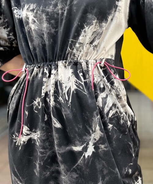 mi via loca（ミヴィアロカ）の「タイダイ配色ドロストギャザーロングワンピース（ワンピース・レディース・ブラック/ブラウン/グレー/グレー系その他・FREE）」の14枚目の写真