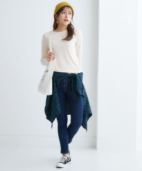 nissen（ニッセン）の「細リブクルーネックカットソートップス（Tシャツ/カットソー・レディース・コーラル/ブラウン系/ネイビー/ブラック/ホワイト×ブラック/サックスブルー/オフホワイト/ライトグレー/レッド/ネイビー×ホワイト・LL/L/S/M/3L）」の17枚目の写真