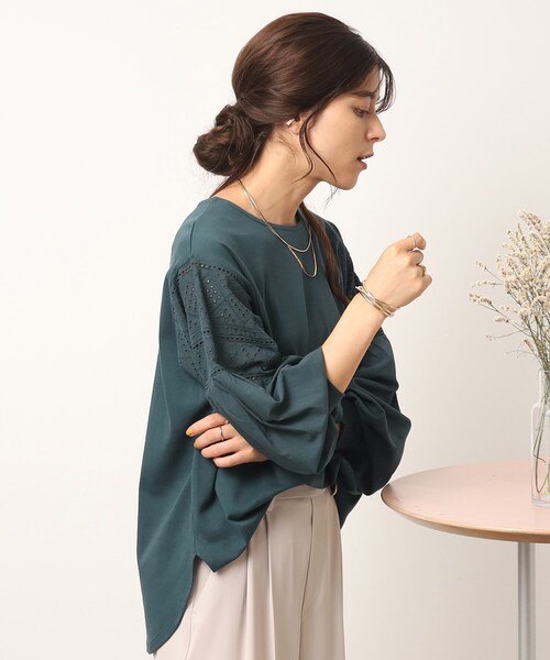 DRESKIP(ドレスキップ)の「◆【ぽわん袖で二の腕カバー】 刺繍デザイン切り替えトップス(Tシャツ/カットソー・レディース・ブラック/グリーン/こしょう色系/ライトベージュ・03/02/04)」の1枚目の写真
