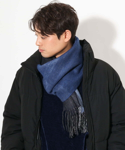 a.v.v(アーヴェヴェ)の「【プレゼントに人気】リバーシブルグラデーションマフラー(マフラー・メンズ・チャコールグレー/ネイビー・46)」の1枚目の写真