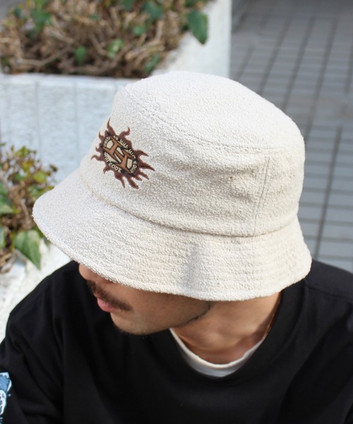 HUF（ハフ）の「【HUF】ハフ FIRE BUCKET HAT バケットハット 帽子 HT00755（ハット・メンズ・オートミール/ワインレッド・L/XL/S/M）」の2枚目の写真