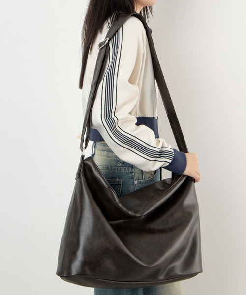 WEGO（ウィゴー）の「WEGO/レザータッチBIGショルダー（ショルダーバッグ・レディース・ブラック/ダークブラウン/グレー・FREE）」の3枚目の写真