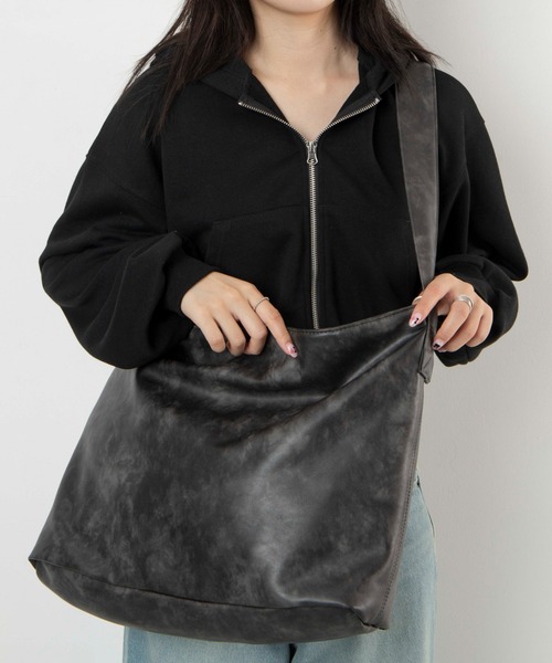 WEGO（ウィゴー）の「WEGO/レザータッチBIGショルダー（ショルダーバッグ・レディース・ブラック/ダークブラウン/グレー・FREE）」の17枚目の写真