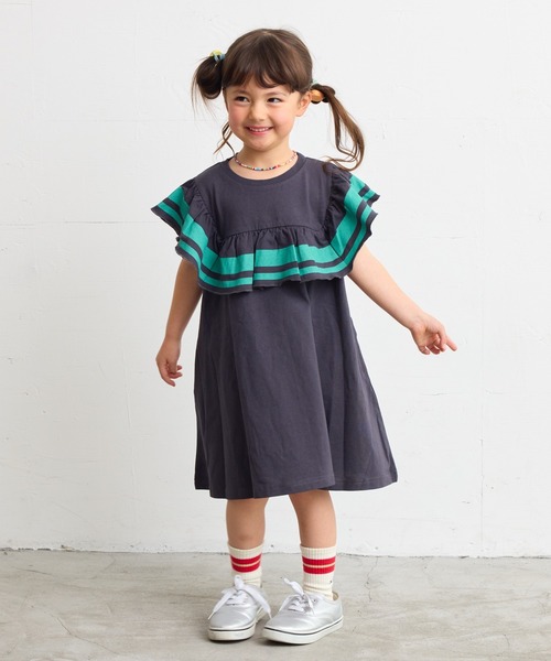 BIG FIELD（ビッグフィールド）の「スクエアフリルワンピース（90～150cm）（ワンピース・キッズ・杢グレー/サーモンピンク/チャコール・120/110/100/90/150/140/130）」の2枚目の写真