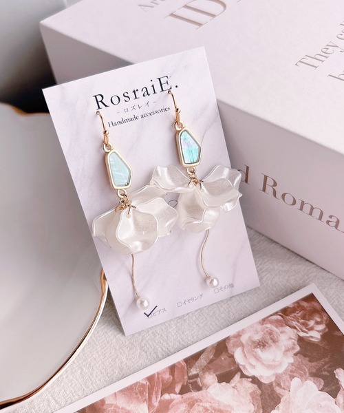tone(トーン)の「【RosraiE】ブルーシェル 花びらフリル バレリーナ ピアス(MA)(ピアス(両耳用)・レディース・ゴールド・FREE)」の1枚目の写真