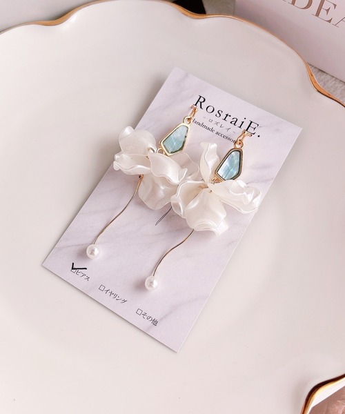 tone(トーン)の「【RosraiE】ブルーシェル 花びらフリル バレリーナ ピアス(MA)(ピアス(両耳用)・レディース・ゴールド・FREE)」の3枚目の写真