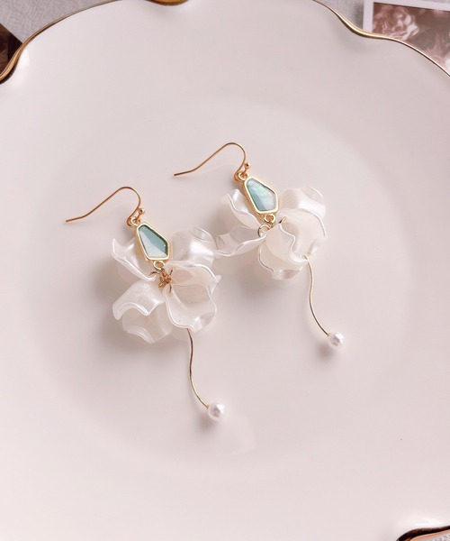 tone(トーン)の「【RosraiE】ブルーシェル 花びらフリル バレリーナ ピアス(MA)(ピアス(両耳用)・レディース・ゴールド・FREE)」の6枚目の写真