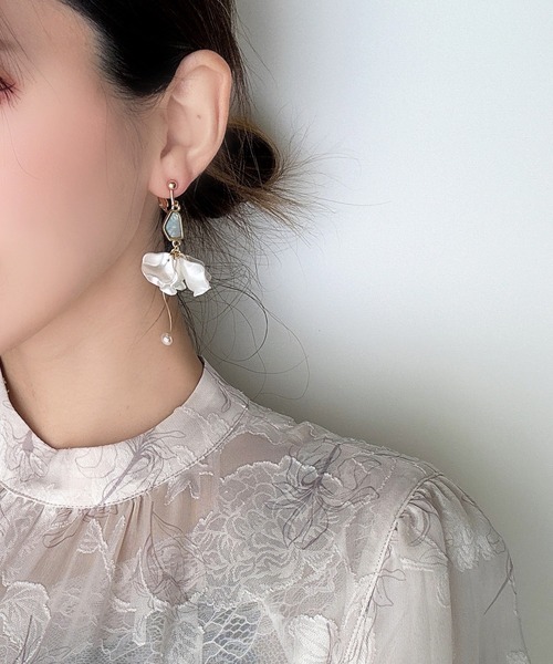 tone(トーン)の「【RosraiE】ブルーシェル 花びらフリル バレリーナ ピアス(MA)(ピアス(両耳用)・レディース・ゴールド・FREE)」の7枚目の写真