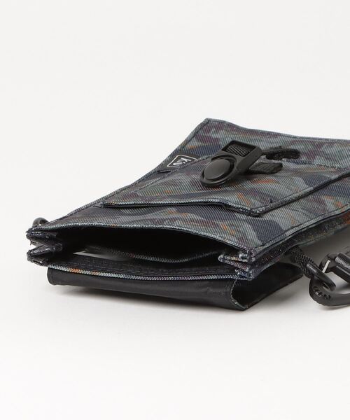KiU(キウ)の「KiU 600D WR PHONE POUCH(スマホグッズ・メンズ・ネイビー系/ブラック/ライトベージュ/ブラック系・FREE)」の8枚目の写真
