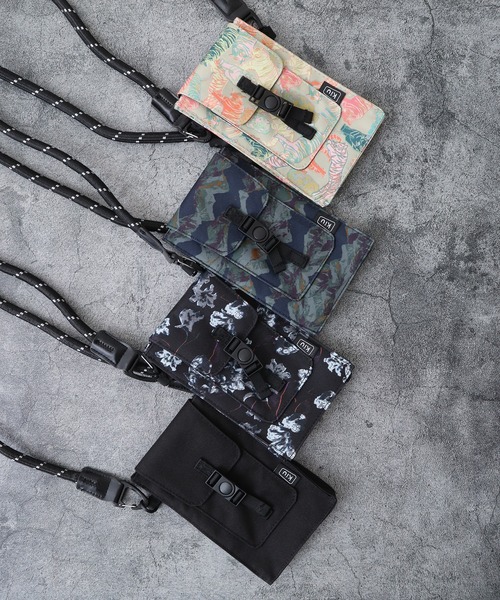 KiU(キウ)の「KiU 600D WR PHONE POUCH(スマホグッズ・メンズ・ネイビー系/ブラック/ライトベージュ/ブラック系・FREE)」の2枚目の写真