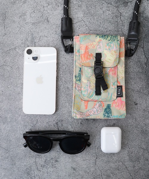 KiU(キウ)の「KiU 600D WR PHONE POUCH(スマホグッズ・メンズ・ネイビー系/ブラック/ライトベージュ/ブラック系・FREE)」の3枚目の写真