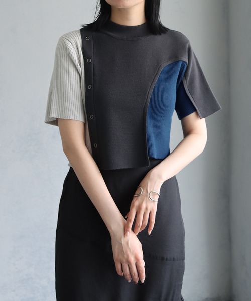 &g'aime（アンジェム）の「【&g’aime】アイレットボタンブロッキングニットトップス（ニット/セーター・レディース・パープル/ブラック/チャコールグレー・FREE）」の2枚目の写真