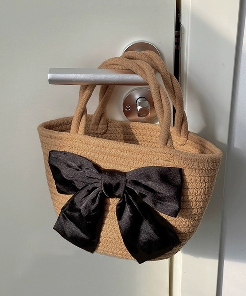 shopnikoniko（ショップニコニコ）の「ビックリボン かごバッグ ミニ トートバッグ バレエコア ねじれハンドル（ハンドバッグ・レディース・ベージュ/ホワイト・フリー）」の7枚目の写真