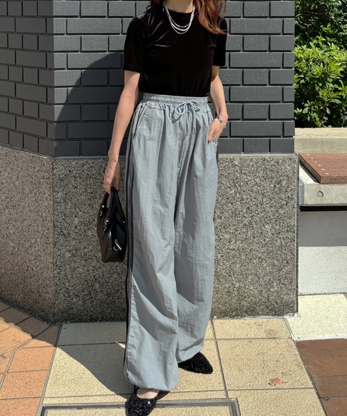 ISOOK(アイスー)の「【ISOOK / アイスー】ベロアTシャツ / ベロアトップス 半袖 ベルベット 秋トップス(Tシャツ/カットソー・レディース・ブルーグレー/ブラック・FREE)」の3枚目の写真
