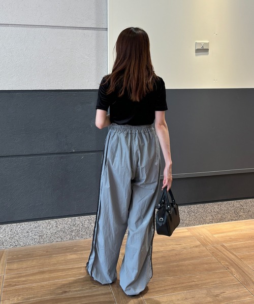 ISOOK(アイスー)の「【ISOOK / アイスー】ベロアTシャツ / ベロアトップス 半袖 ベルベット 秋トップス(Tシャツ/カットソー・レディース・ブルーグレー/ブラック・FREE)」の4枚目の写真