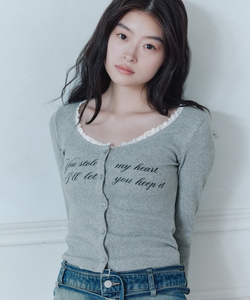 FCMM(エフシーエムエム)の「LETTRING BUTTON L/S TEE/レタリングボタンロングスリーブT(Tシャツ/カットソー・レディース・ホワイト/ブラック/グレー・SMALL/MEDIUM)」の11枚目の写真