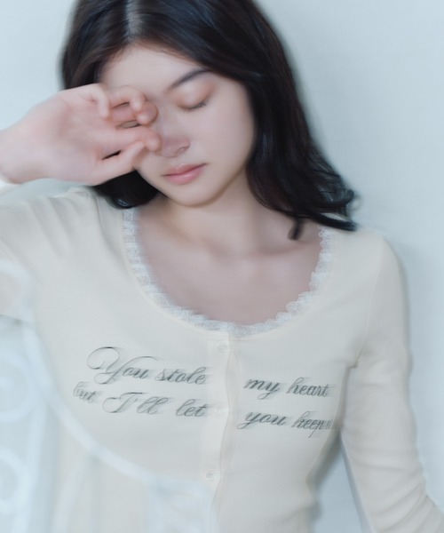FCMM(エフシーエムエム)の「LETTRING BUTTON L/S TEE/レタリングボタンロングスリーブT(Tシャツ/カットソー・レディース・ホワイト/ブラック/グレー・SMALL/MEDIUM)」の7枚目の写真
