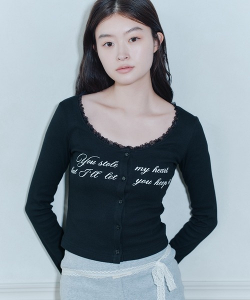 FCMM(エフシーエムエム)の「LETTRING BUTTON L/S TEE/レタリングボタンロングスリーブT(Tシャツ/カットソー・レディース・ホワイト/ブラック/グレー・SMALL/MEDIUM)」の4枚目の写真