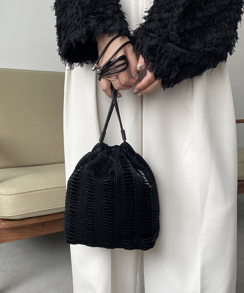 CAPRICIEUX LE'MAGE(カプリシューレマージュ)の「ギャザー巾着バッグ(ショルダーバッグ・レディース・ホワイト系その他/ブラック・FREE)」の1枚目の写真